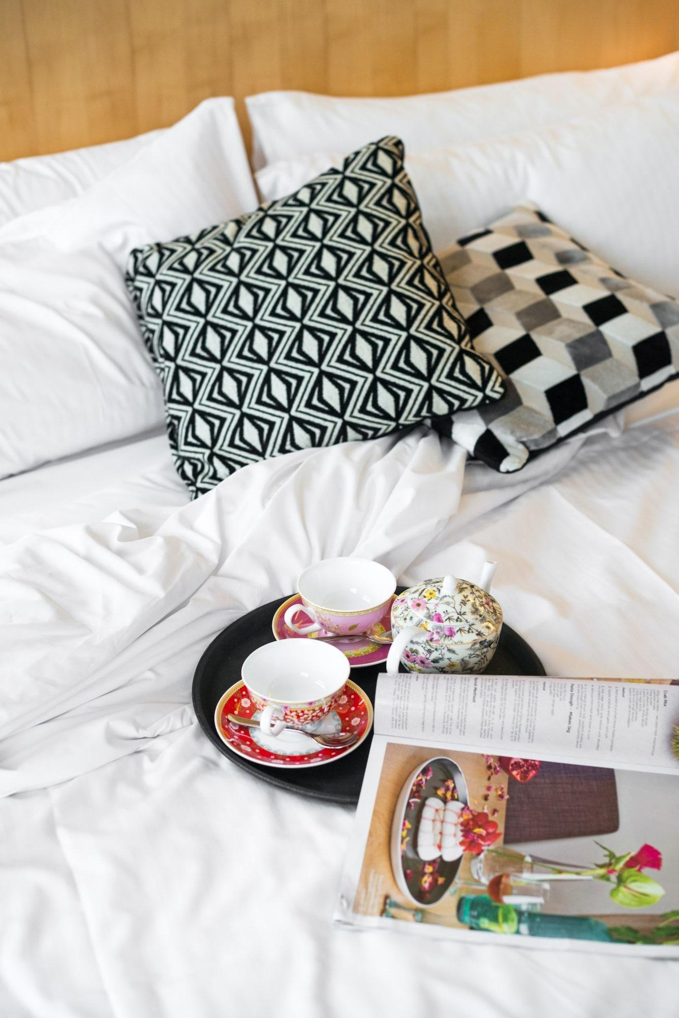阿德菲酒店 墨尔本 外观 照片 A bed with cushions