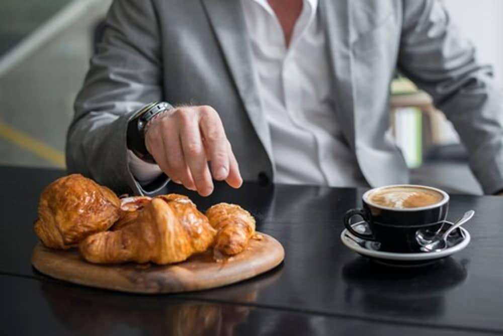 阿德菲酒店 墨尔本 外观 照片 A man with a coffee and a pastry