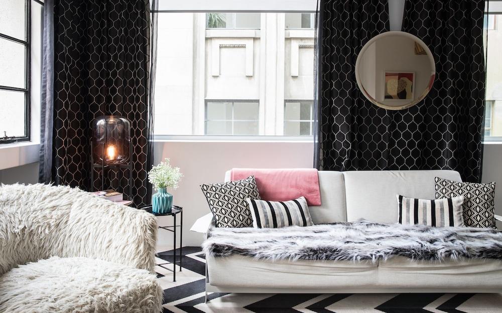 阿德菲酒店 墨尔本 外观 照片 A living room with a black and white chequered floor