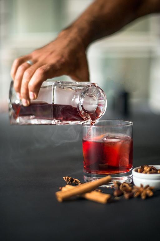 阿德菲酒店 墨尔本 外观 照片 A bottle of Amarone being poured into a glass