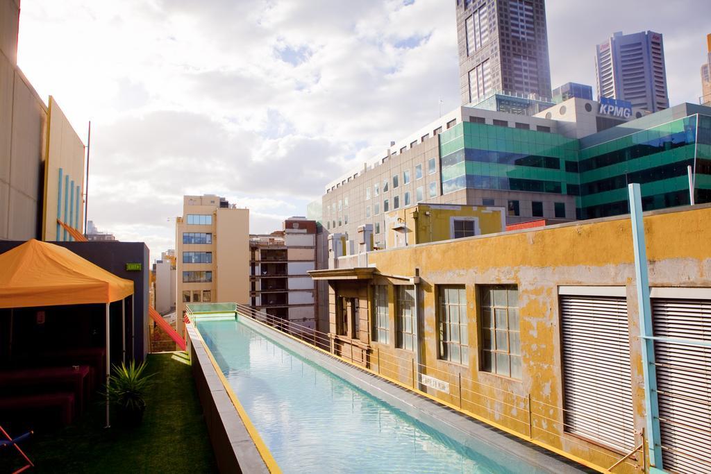 阿德菲酒店 墨尔本 外观 照片 The pool at the rooftop of the Standard East Village