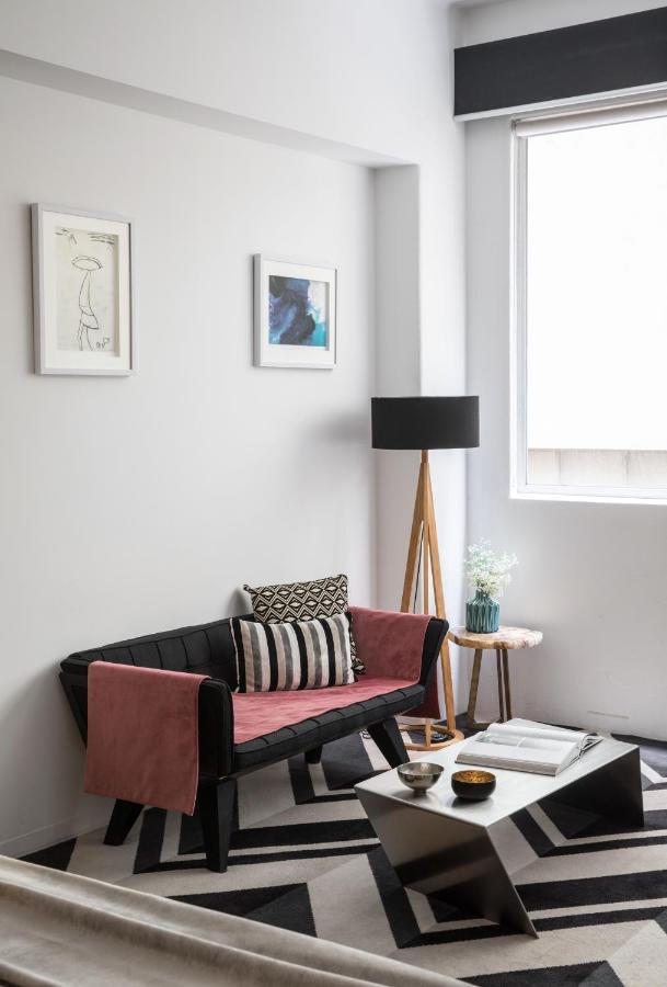 阿德菲酒店 墨尔本 外观 照片 A living room with a sofa