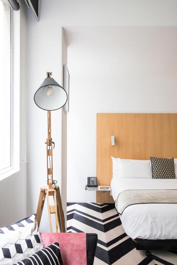 阿德菲酒店 墨尔本 外观 照片 A floor lamp